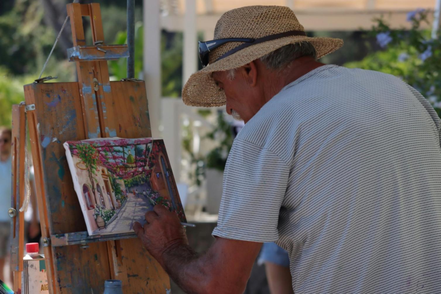 Studenti al lavoro durante workshop di character design fantasy con tablet digitali e materiali artistici