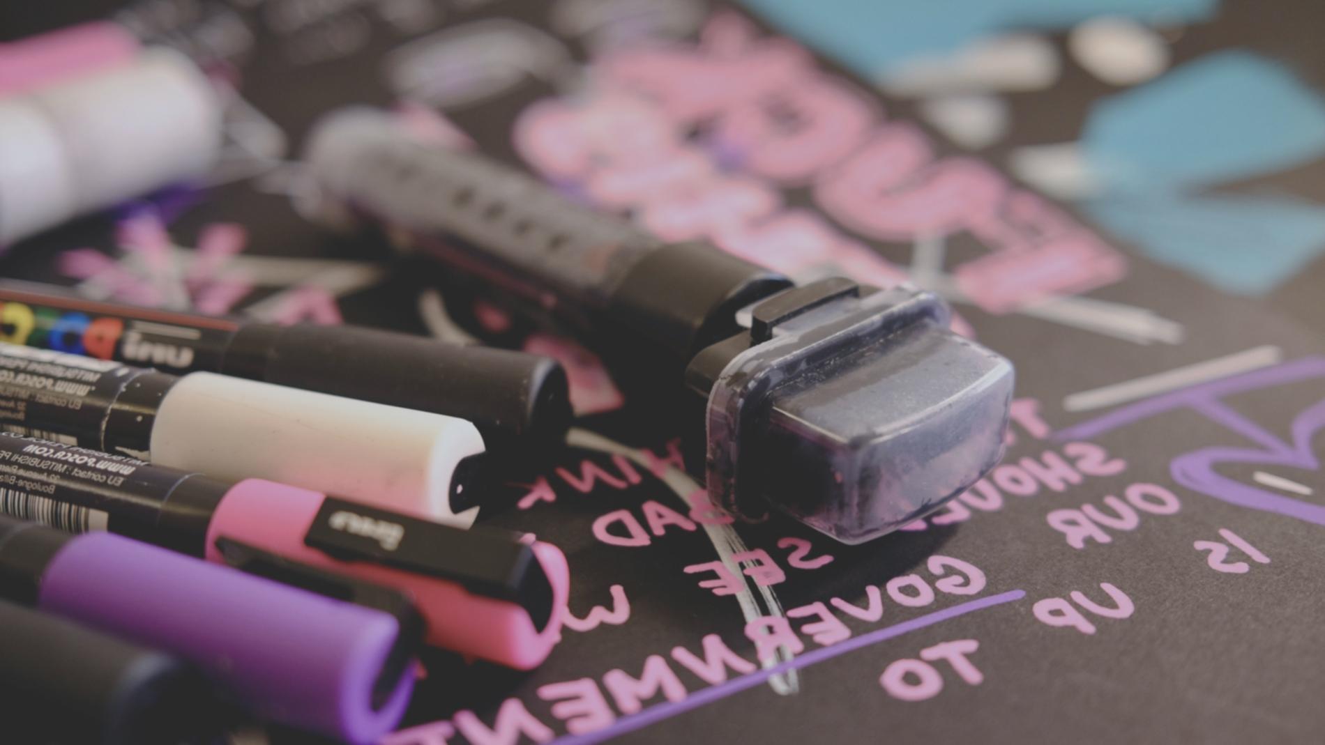 Studenti al lavoro durante una lezione di character design fantasy