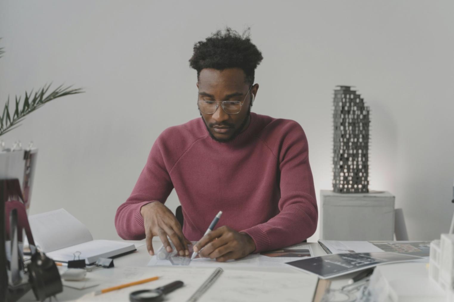 Workspace digitale con tablet grafico e software di illustrazione